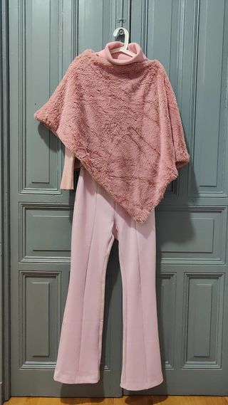 Conjunto rosa: Jersey, poncho y pantalón
