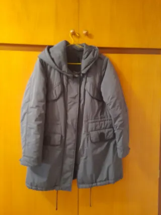 Anorak gris con capucha