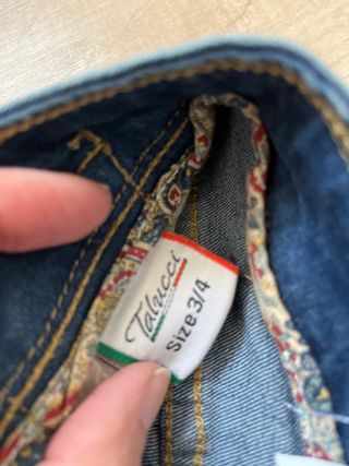 Pantalón vaquero desgarrado con bordado y rotos.