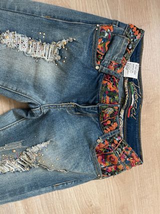 Pantalón vaquero desgarrado con bordado y rotos.