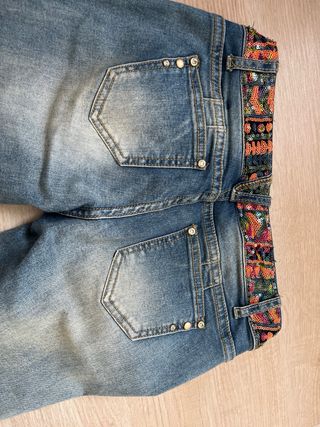 Pantalón vaquero desgarrado con bordado y rotos.