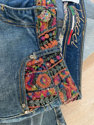 Pantalón vaquero desgarrado con bordado y rotos.