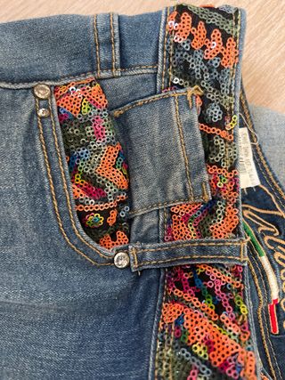 Pantalón vaquero desgarrado con bordado y rotos.