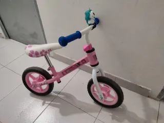 Bicicleta infantil sin pedales (2-4 años).