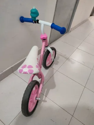 Bicicleta infantil sin pedales (2-4 años).