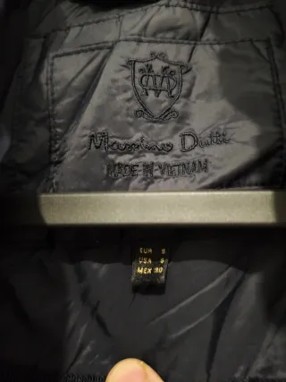 Cazadora acolchada negra con cremalleras doradas