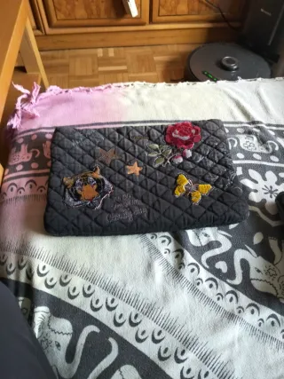 Bolso gris con bordados de tigre y flores