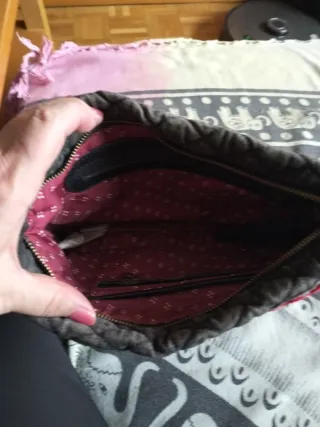 Bolso gris con bordados de tigre y flores