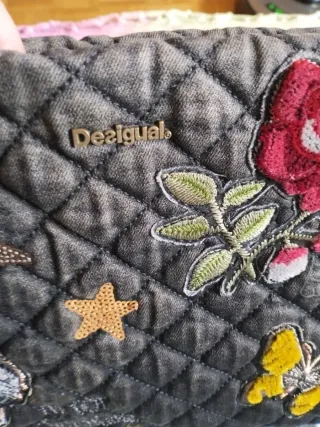 Bolso gris con bordados de tigre y flores