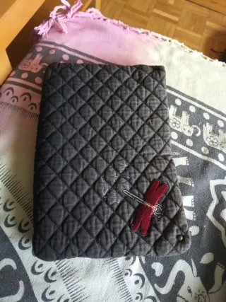 Bolso gris con bordados de tigre y flores