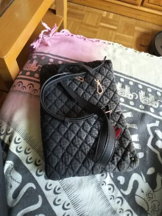 Bolso gris con bordados de tigre y flores