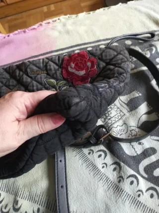 Bolso gris con bordados de tigre y flores