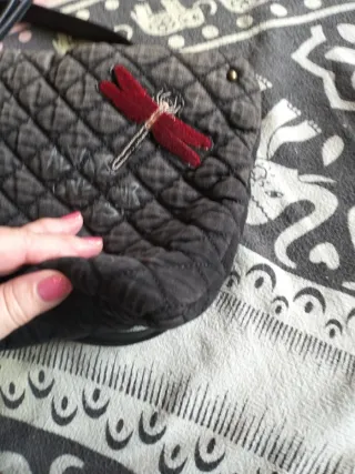 Bolso gris con bordados de tigre y flores