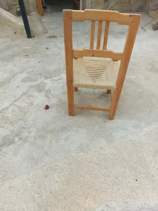 Silla de madera bajita