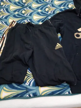 Sudadera Adidas Negra y Dorada