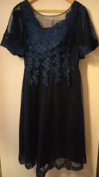 Vestido de fiesta azul con encaje