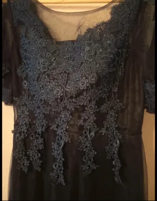 Vestido de fiesta azul con encaje