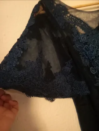 Vestido de fiesta azul con encaje