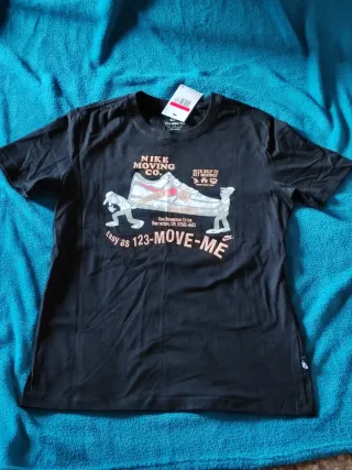 Camiseta Nike Moving Co. Hombre Negra. Talla M