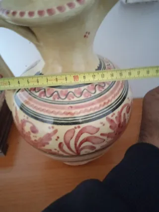 Jarra de cerámica decorada