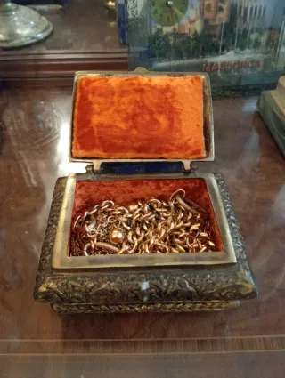 Cofre de bronce antiguo