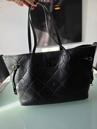 Bolso negro con logo