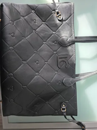 Bolso negro con logo