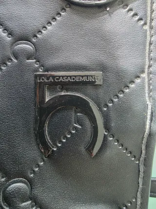 Bolso negro con logo