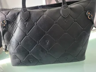 Bolso negro con logo