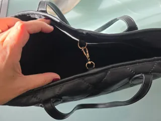 Bolso negro con logo