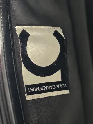 Bolso negro con logo