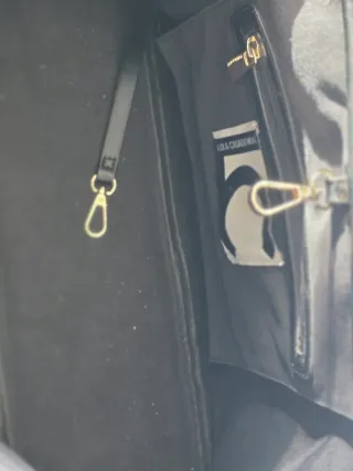 Bolso negro con logo