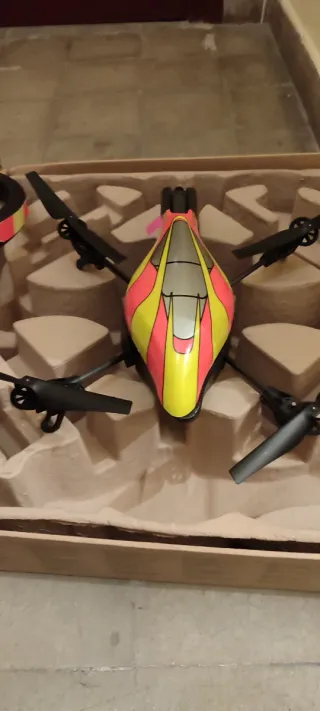 Drone Parrot Rojo y Amarillo