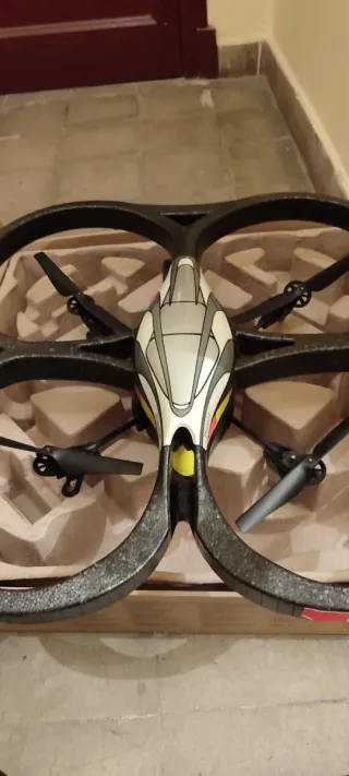 Drone Parrot Rojo y Amarillo