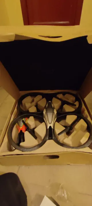 Drone Parrot Rojo y Amarillo