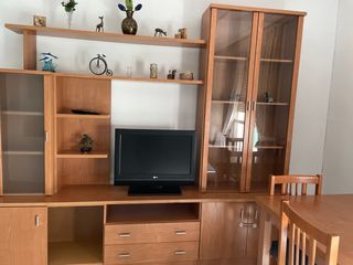 Mueble de salón de madera y cristal