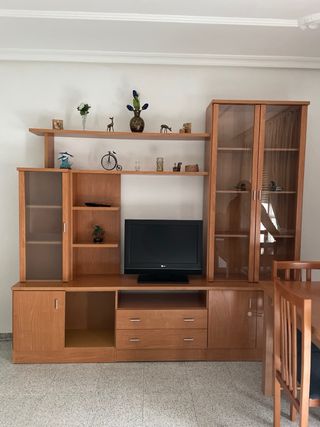 Mueble de salón de madera y cristal