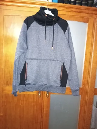 Sudadera chico cuello alto cremallera