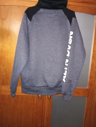 Sudadera chico cuello alto cremallera