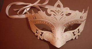 Máscara de fiesta o antifaz blanco y dorado