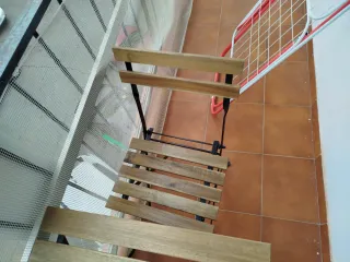 Mesa y 2 Sillas Balcón Madera y Metal