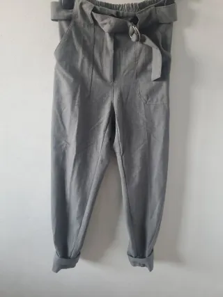 Pantalón Bershka gris con cinturón