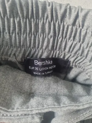 Pantalón Bershka gris con cinturón
