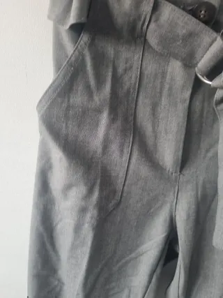 Pantalón Bershka gris con cinturón
