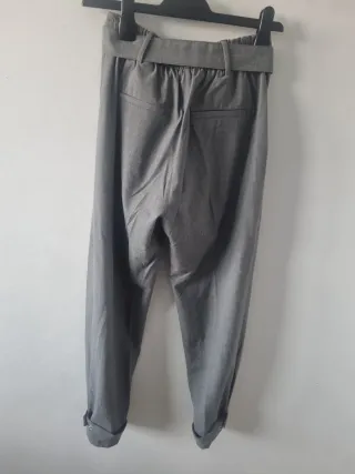 Pantalón Bershka gris con cinturón