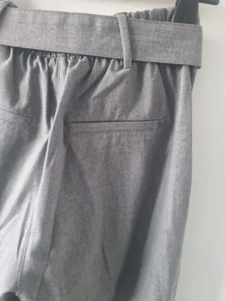 Pantalón Bershka gris con cinturón