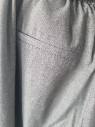 Pantalón Bershka gris con cinturón