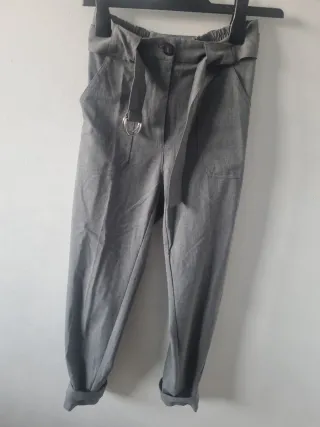 Pantalón Bershka gris con cinturón