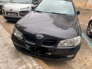 Nisan Almera Negro