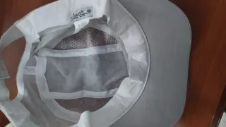 Gorra beige con paneles de malla